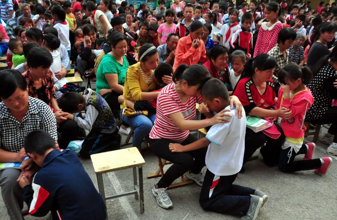 小学生被老师踢裂*体下**，*裤内**上一滩血，妈妈无法理解