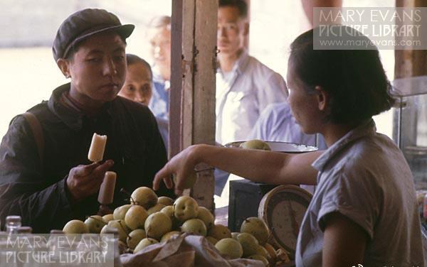 侵华日军*行暴**照片，日本人强迫女子脱下衣服，*辱侮**致死