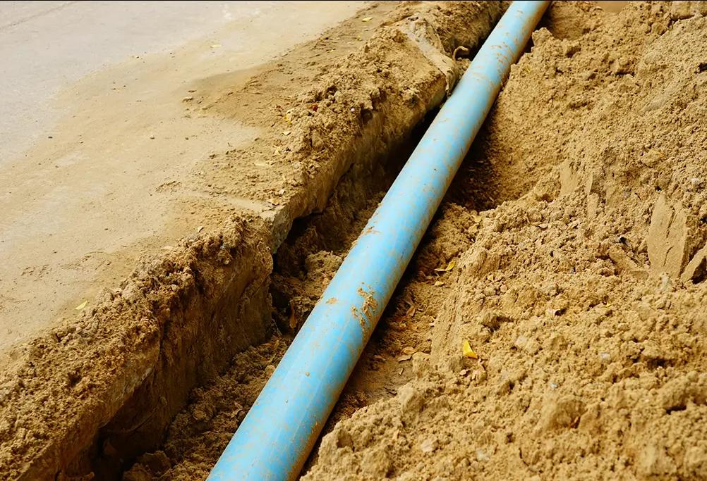 为了一个沙漠“小池塘”，投资了47亿还年年送水，有这必要吗