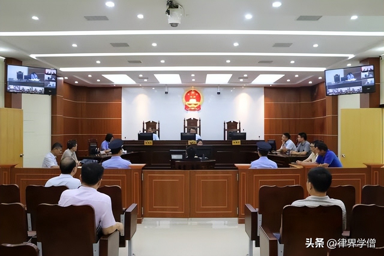 你让我无家可归，我杀你全家！男子怒砍邻居一家5口后，畏罪自杀