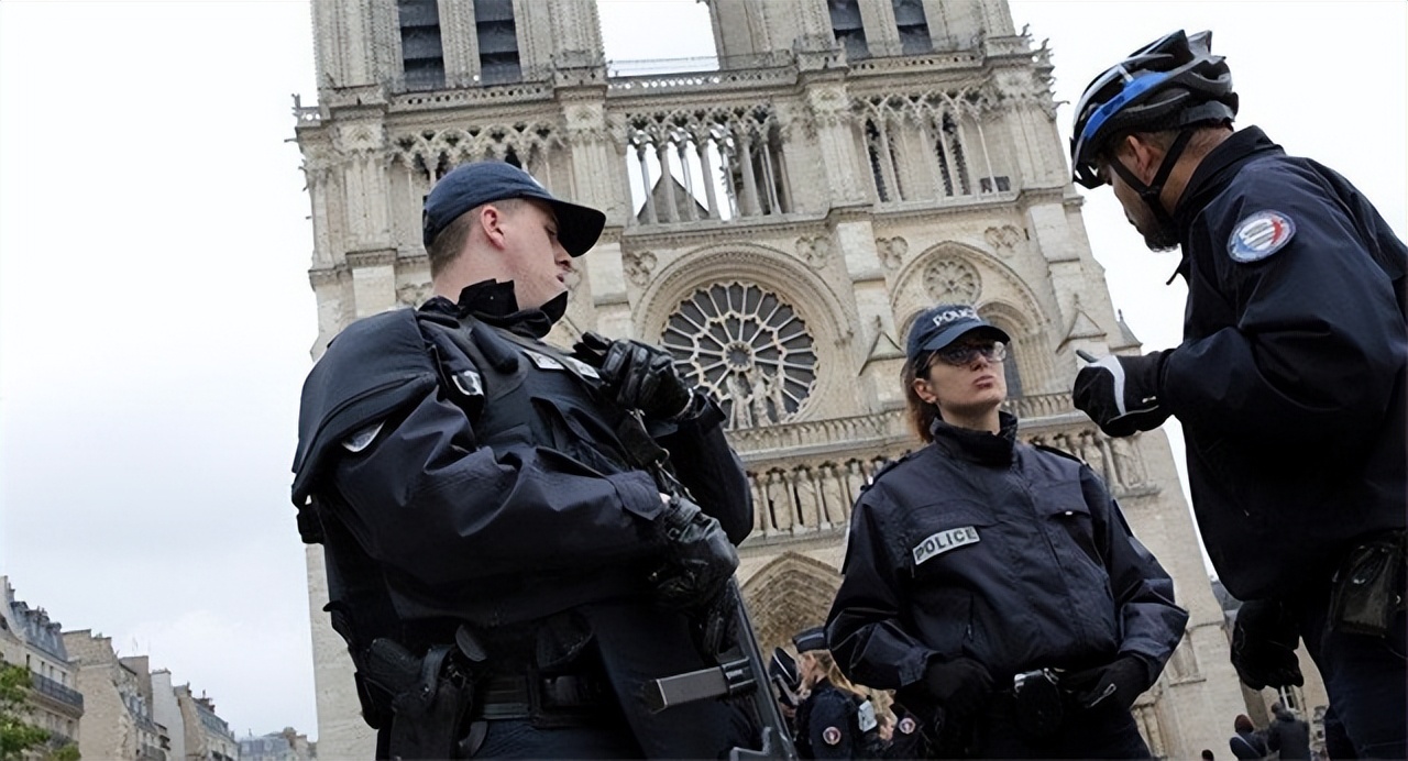 法国满大街,法国清一色标志警车