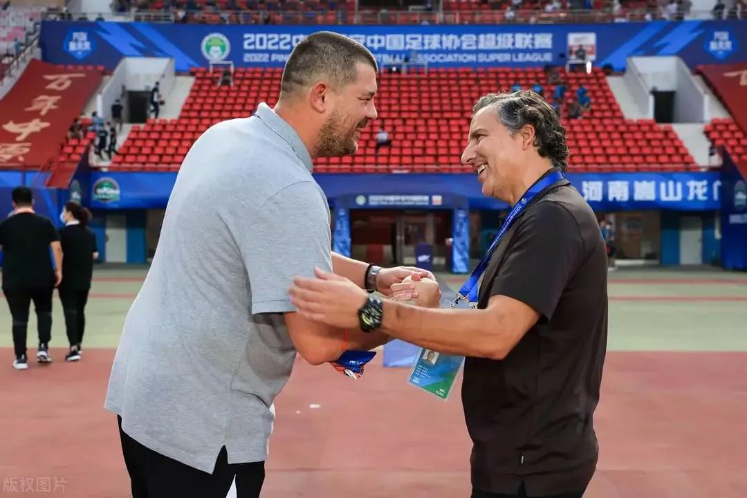 国足必须打好翻身仗，主教练在哪里，咱得好好白话白话