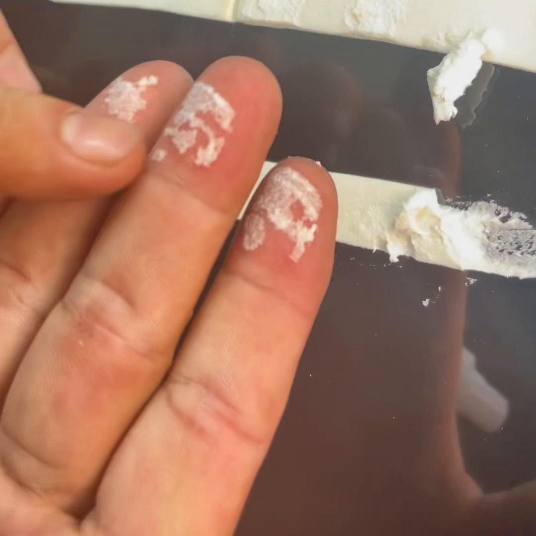 双面胶粘到纸上拿不下来怎么办,双面胶粘得太牢靠揭不下来怎么办