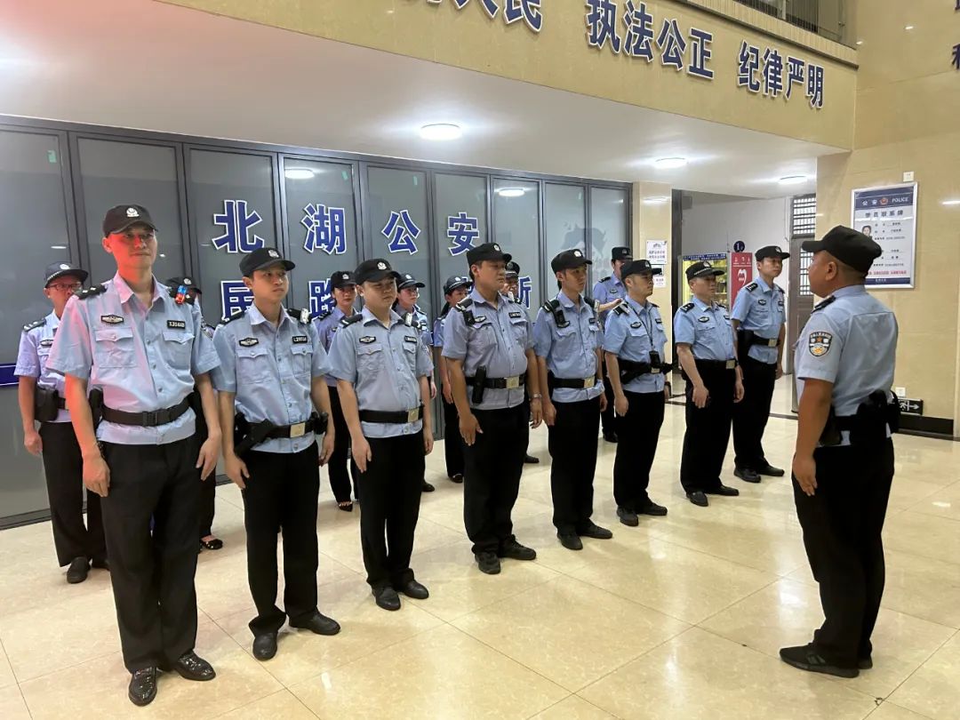 警方开展夏夜治安巡查宣防行动,公安局启动夏夜治安巡查宣传活动