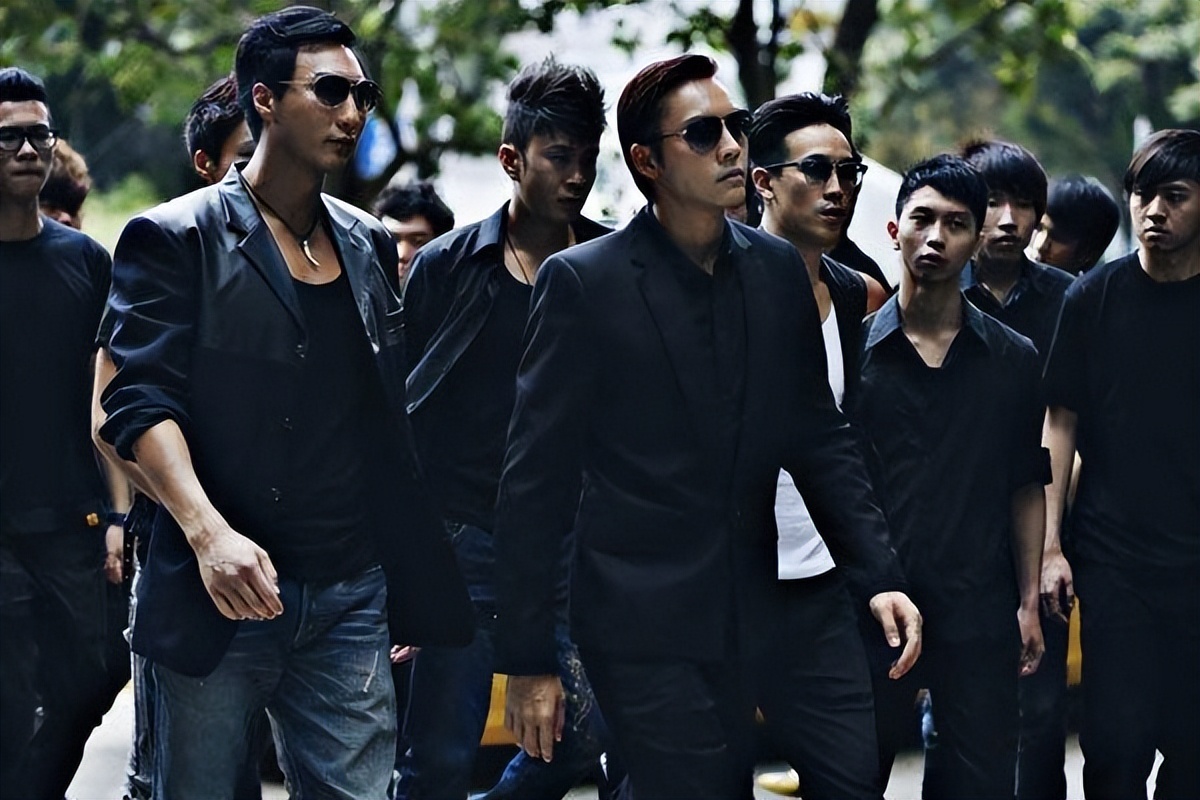 两个兵王叛逃，与一千多军警对峙3天，放大火烧山才将他俩制服！