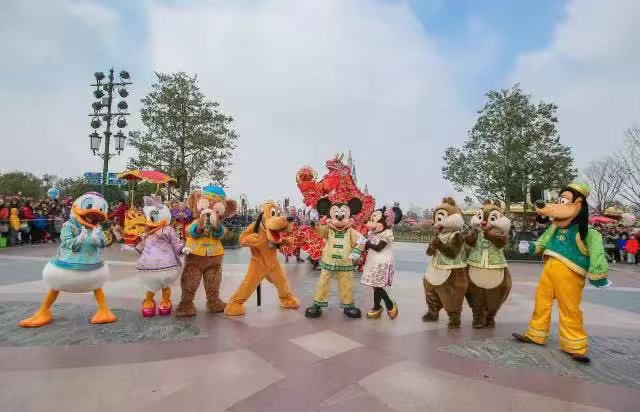 凌晨3点的迪士尼，5000人在寒风中排队买玩偶……