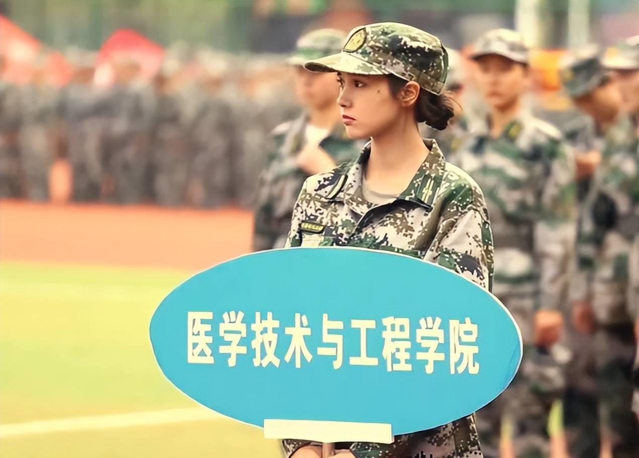 军训艾菲,女大学生艾菲军训走红