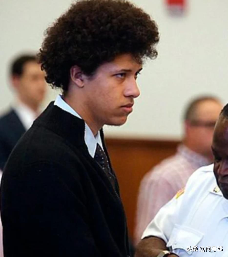 美国14岁少年在校女厕奸杀24岁女老师，凶手将尸体装进垃圾桶抛尸