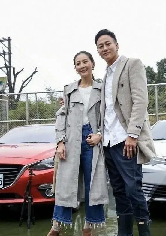 何润东与老婆现身机场,何润东安以轩红衣