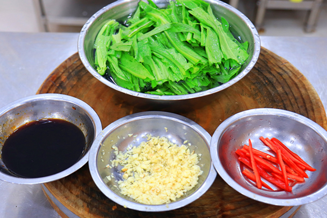 大豆含钙量多还是牛奶含钙量多,补充钙质和吃一点含钙高的食物