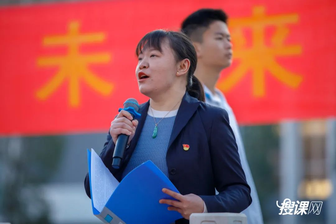 千名学生传递巨幅国旗,开学典礼百人传旗