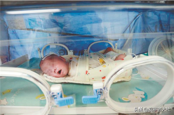 一个刚出生就被医院判死刑的婴儿，救还是不救？让父母崩溃的选择