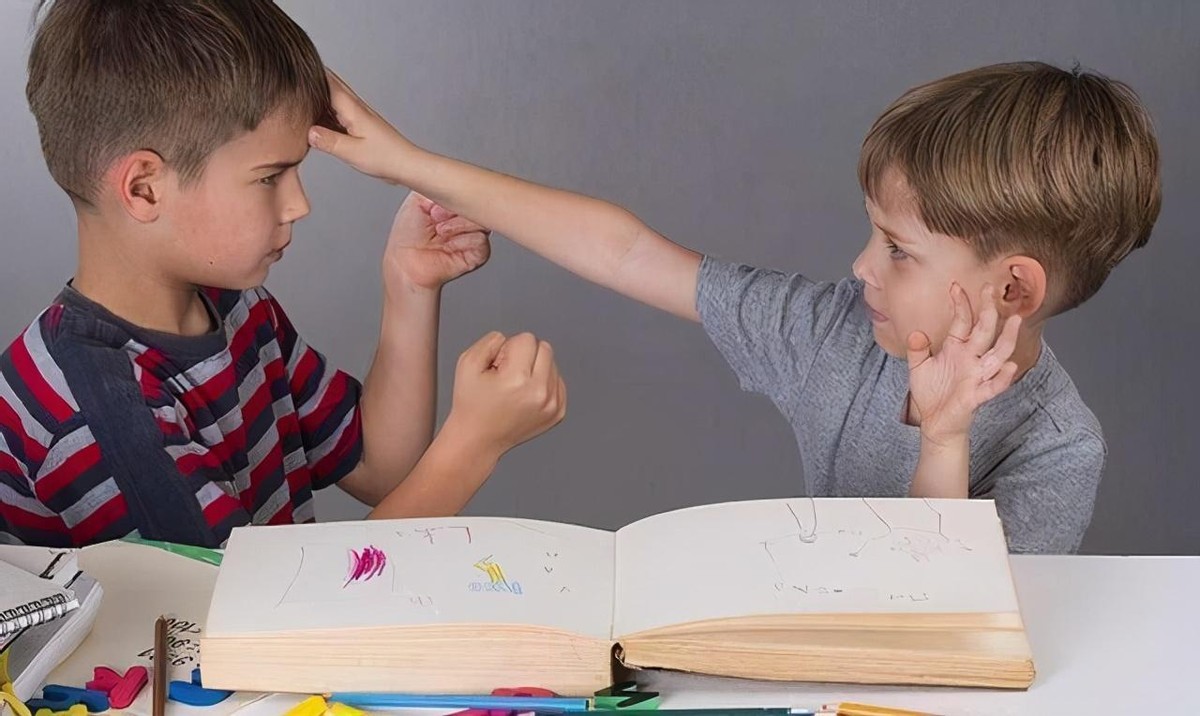 两个孩子打架家长正确处理的案例,两个孩子打架怎样和对方家长沟通