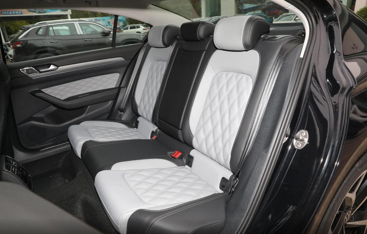 大众迈腾和凯美瑞2.5,大众迈腾330对比丰田凯美瑞2.0双擎