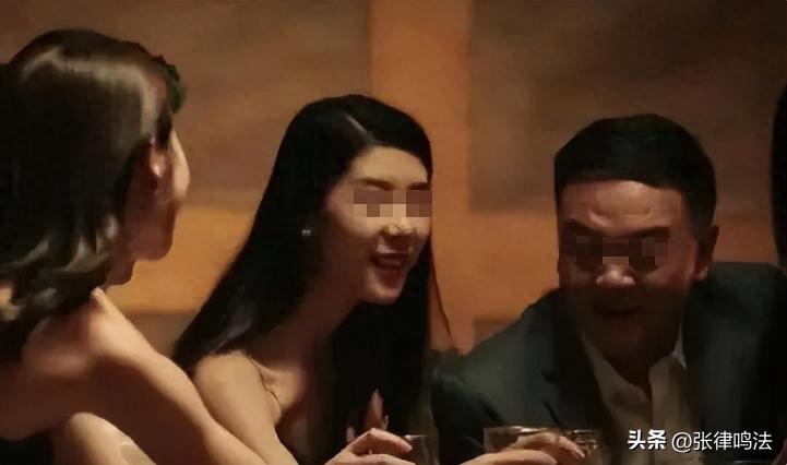 江苏51岁大姐醉酒被人扛走,51岁大姐醉酒被人扛走