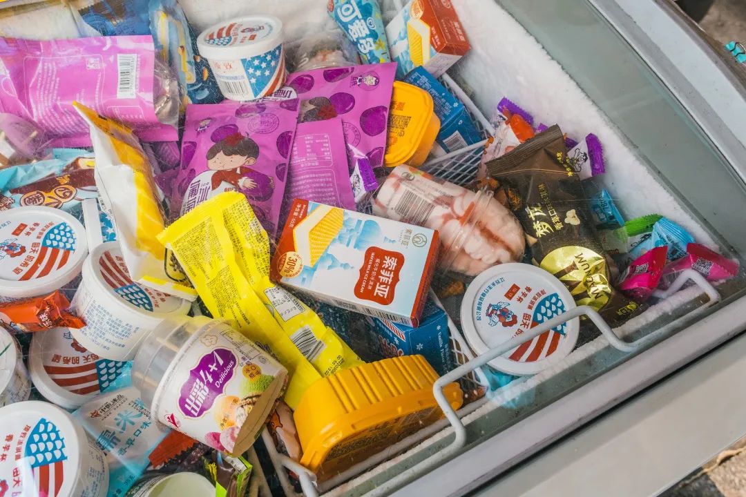 校门口的小店从来没有让人失望,校门口小店生意火爆