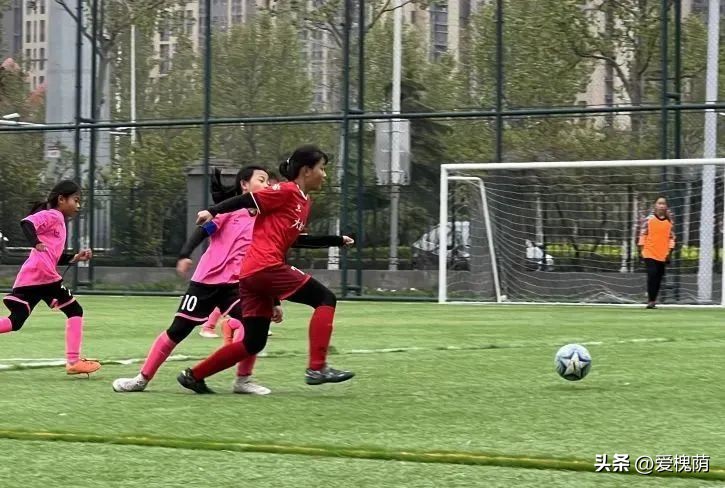 济南历城一中女子足球队夺冠凯旋,2021年济南市体彩杯小学足球联赛