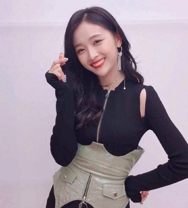 比“牙黄”更可怕的是“牙龈外露”，一笑就破功，很多明星都中招