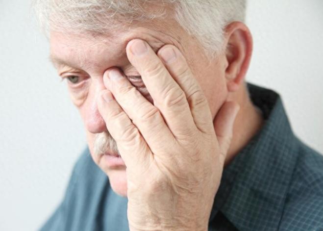 退休大爷夜间睡觉腿抽筋,猛吃钙片,却得知抽筋或是因为3个原因