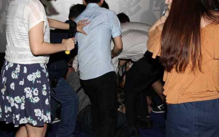 假戏真做的娱乐圈，无数双咸猪手，牺牲了多少女演员的“清白”？