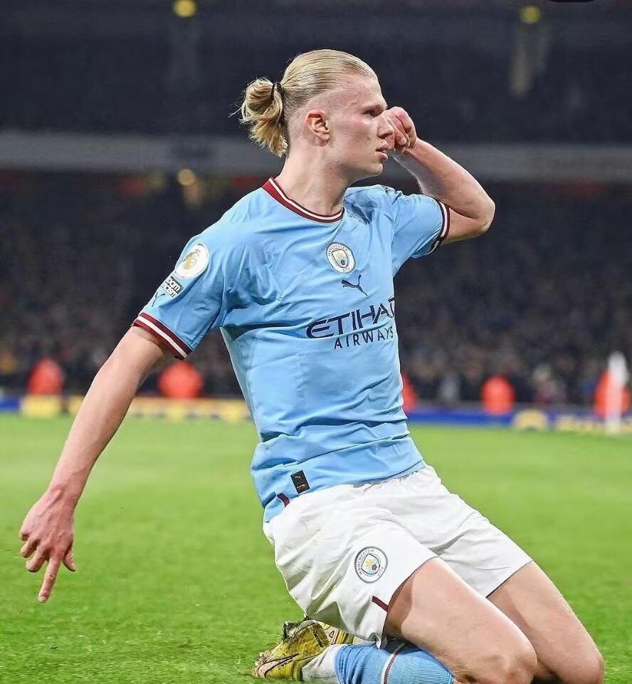 曼城3-1！阿森纳球迷向德布劳内连扔两个水瓶，丁丁回应：谢谢您