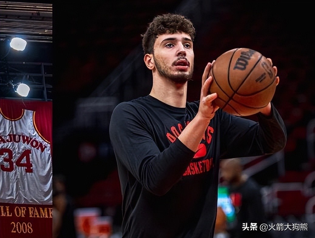 温馨一幕!申京为小侄女过生日,定制的“申京打球”蛋糕创意十足