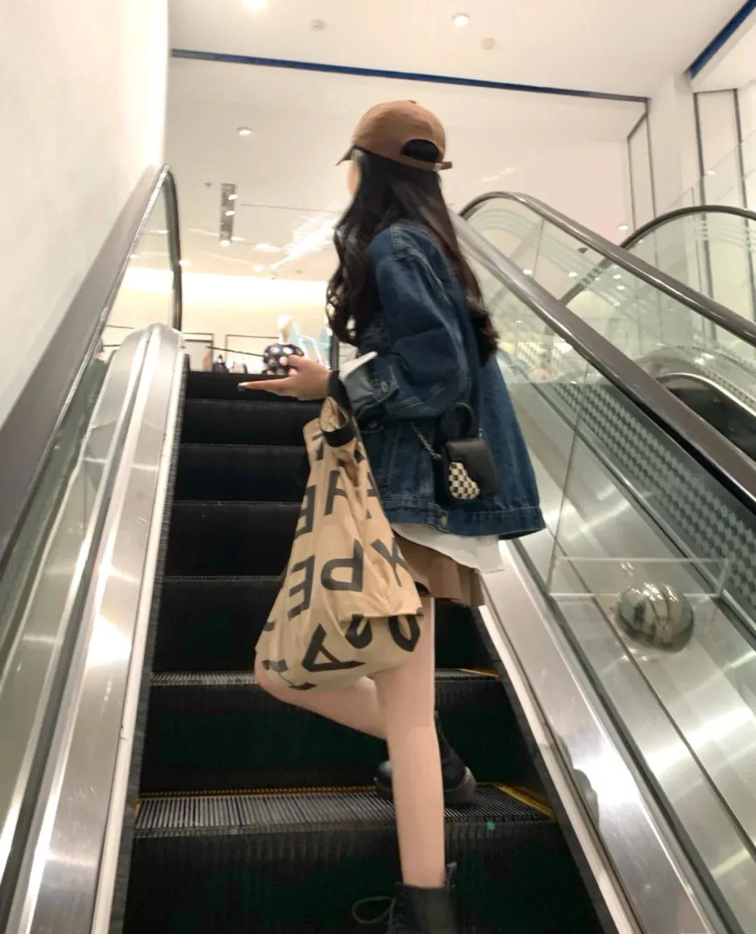 冬季牛仔外套搭配什么裤子好看女,男士蓝色牛仔外套秋冬季怎么搭配