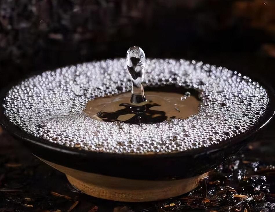 实体店买的酒怎么比网上贵好多,同一款酒不同商超价格不一样