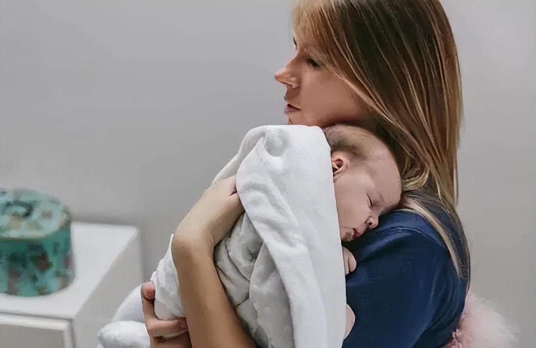 宝宝喝奶后多久才能放床上,新生儿喝完奶多久放床上睡比较好