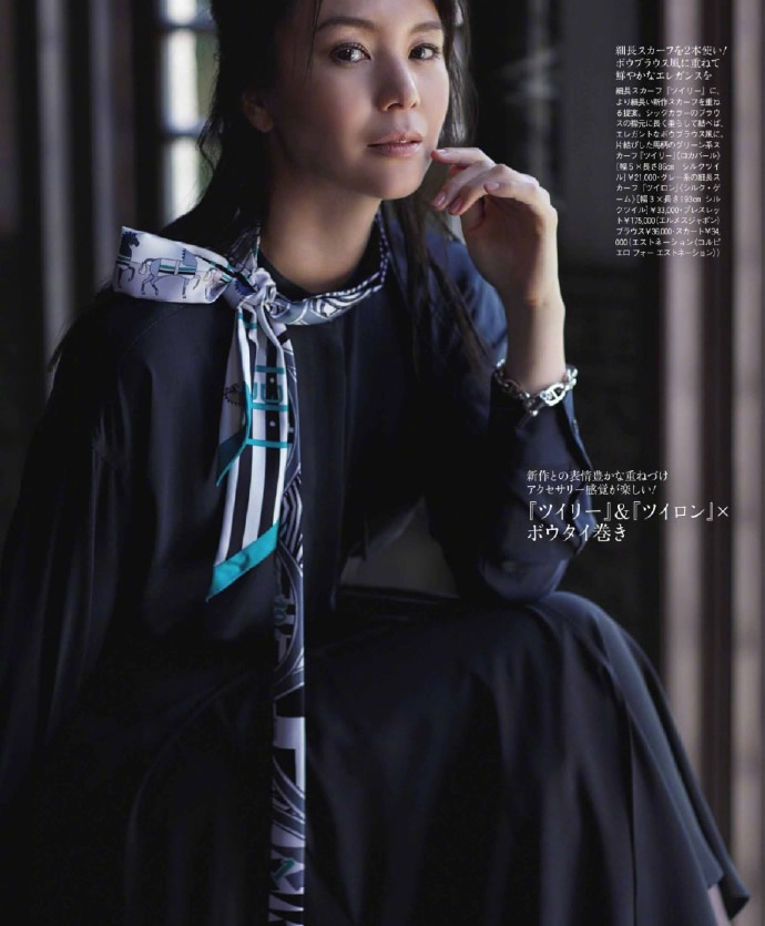 春天系“丝巾”，凭什么好看？这2个精髓，优雅女人如获至宝