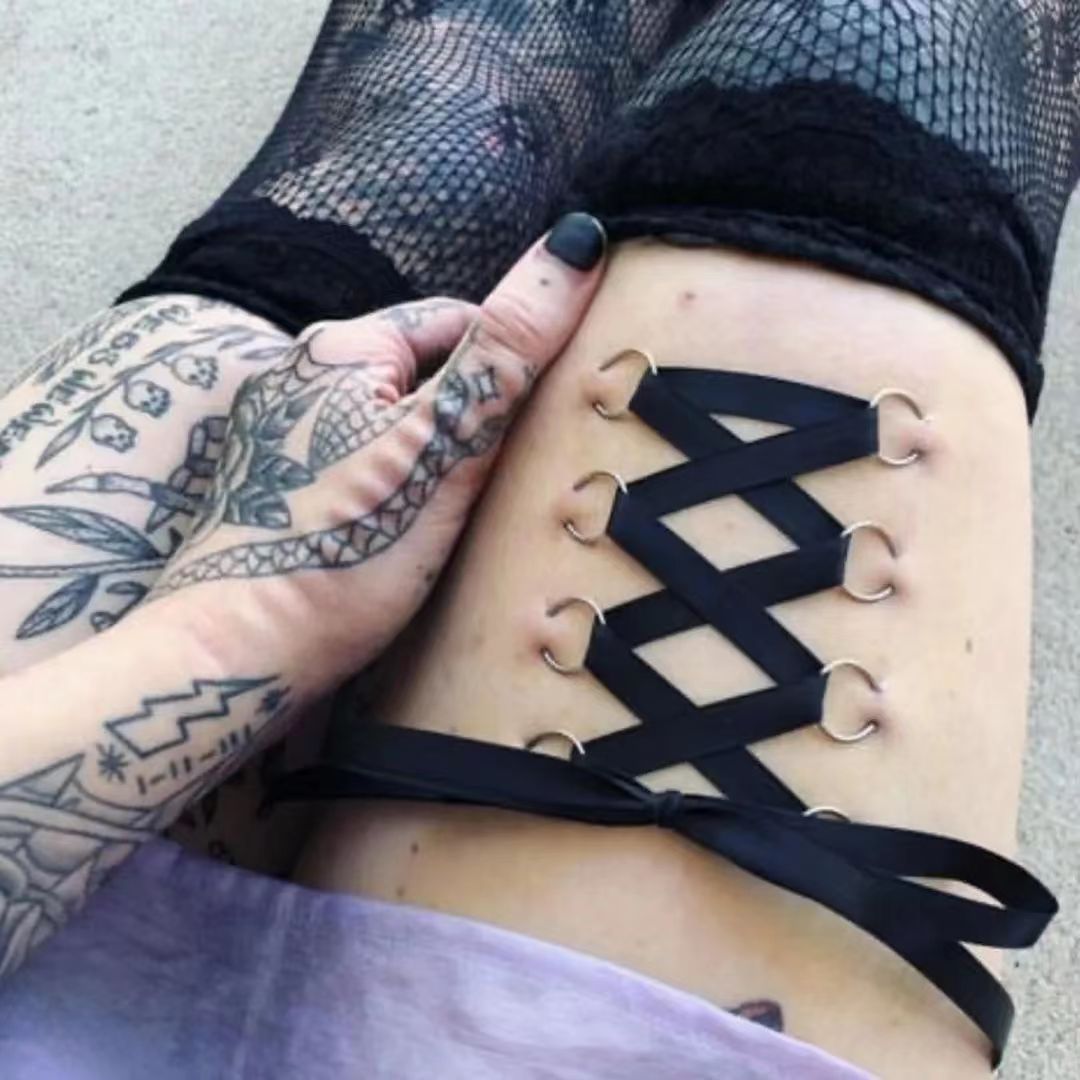 外国女子在皮肉上打孔，然后吊威亚玩，网友：不理解但大为震撼