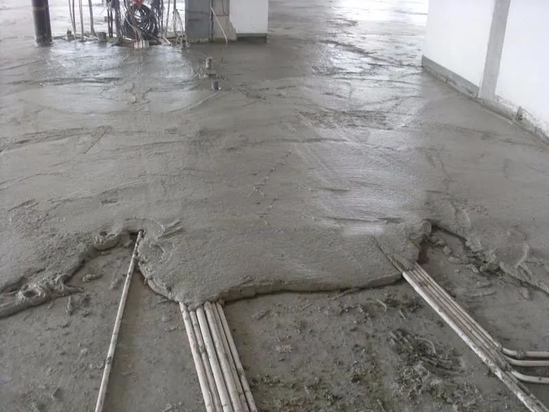 离析泌水对混凝土危害,混凝土离析与泌水是太干还是太稀