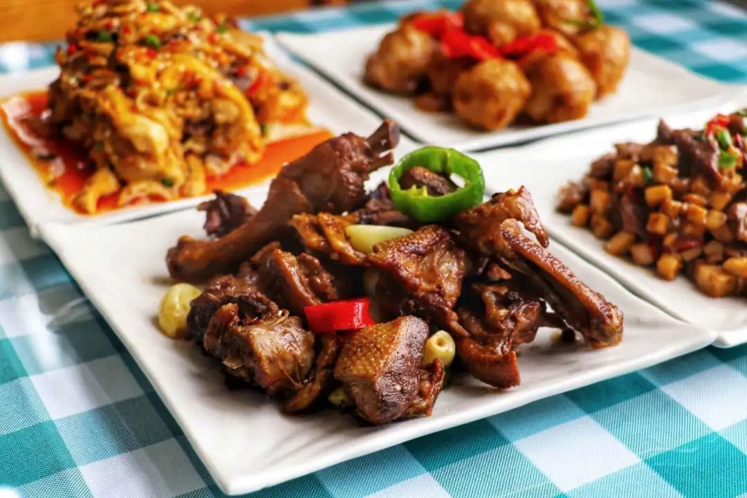 湖北这所大学：5大食堂、高档公寓，吃住条件相当好，出门是地铁