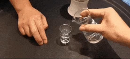 倒酒给别人时，对方对你“敲桌子”是在干啥？建议弄懂，别闹笑话
