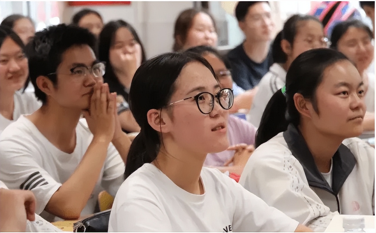 适合女生读的10大专业，毕业后月收入4300元以上，就业满意度偏高