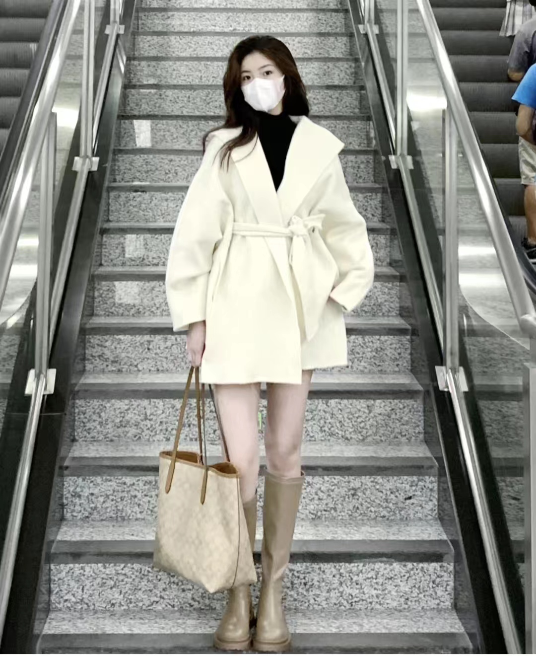 黑色大衣搭配什么颜色毛衣显高级,深棕灰色格子大衣怎么穿出高级感