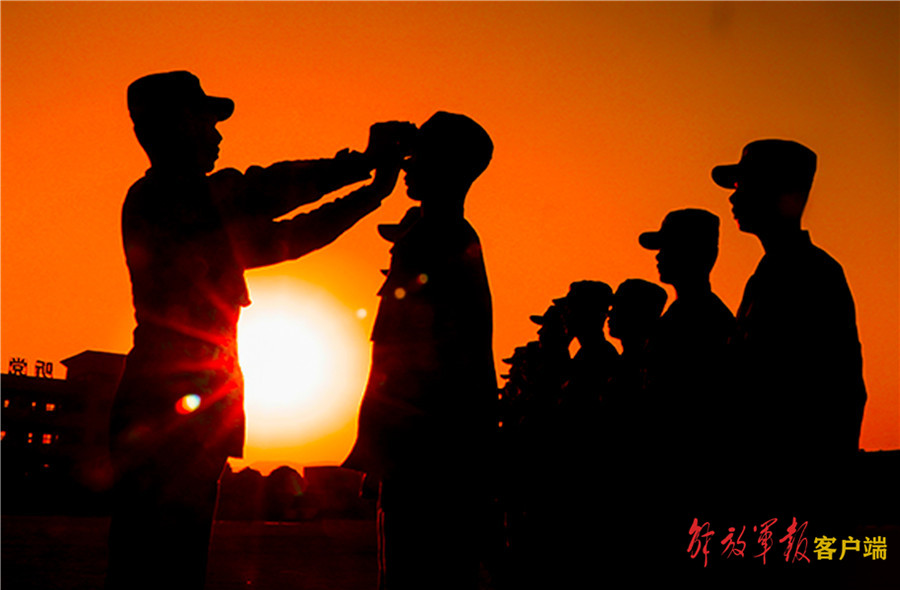 致敬退伍老兵的迷彩青春,退伍季时光不负迷彩青春