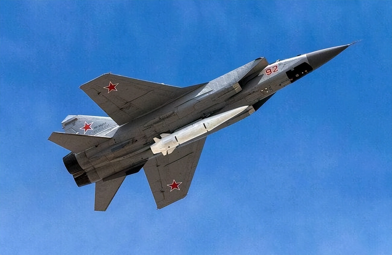 歼15对抗美军驱逐舰演练,歼15低空飞越美军驱逐舰视频