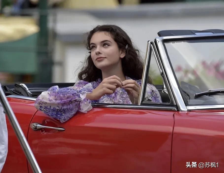 在我没有告诉你她爸妈是谁之前，你觉的她这张街拍美不美？