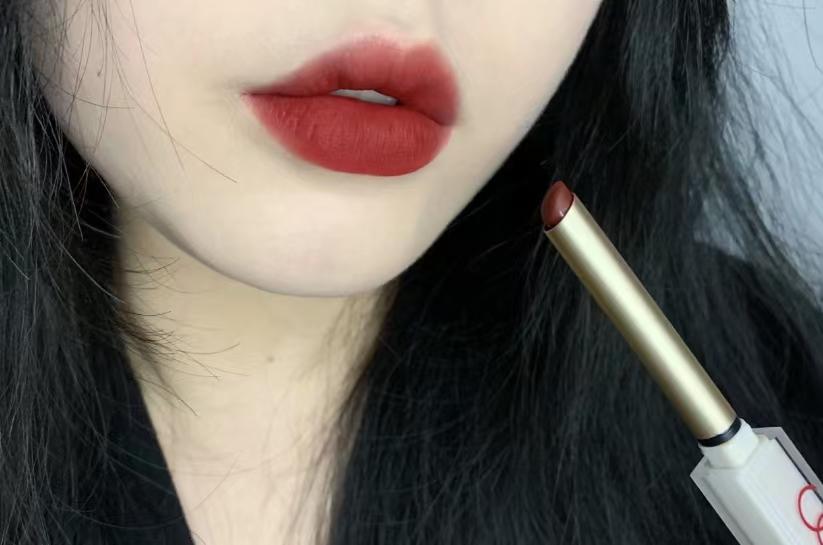 显白秋冬适合涂的口红,女生必备的口红滋润显气色