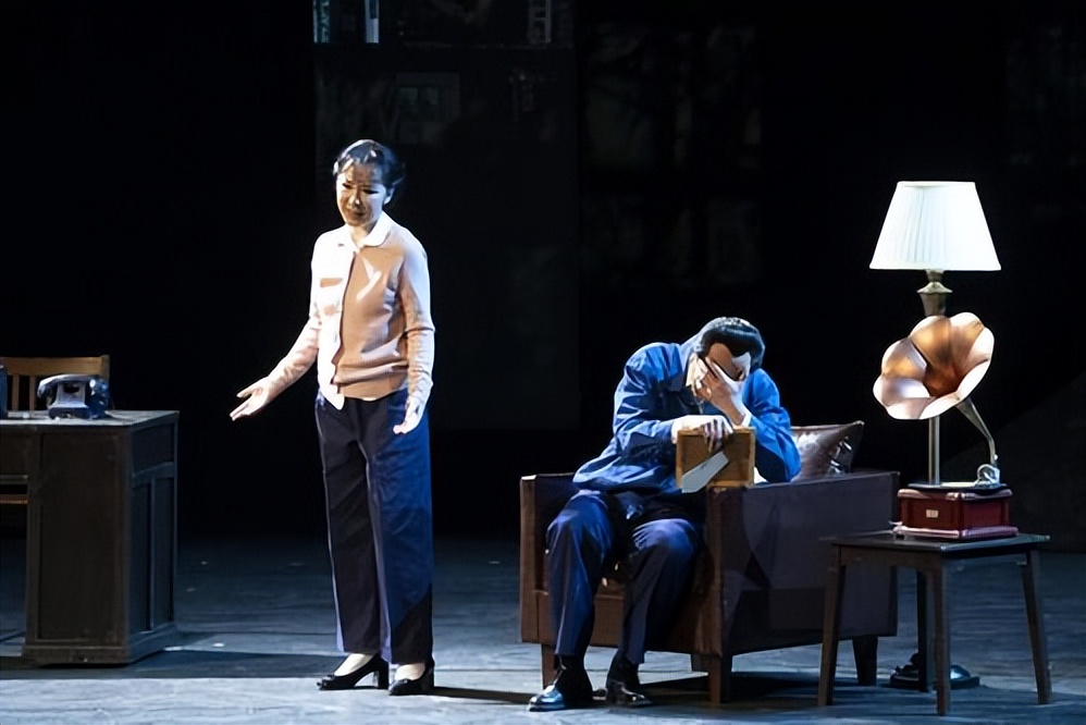 关于华语电影中的女性叙事的研究，并以毕业作品《花儿》为例