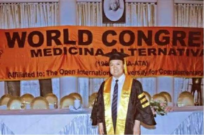 “气功大师”刘尚林：发明停食疗法，称喝尿治癌，被捕后嚣张不再