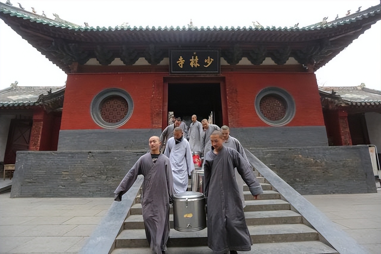 少林寺方丈释永信的袈裟有多值钱,释永信一身袈裟和佛珠多少钱