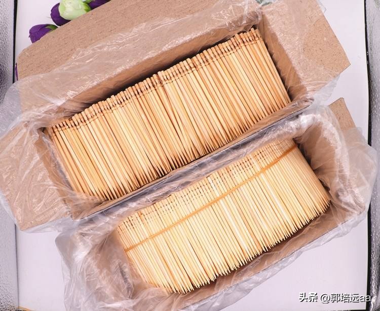 钢、竹、藤在混凝土中作钢筋的比较研究：拉伸和弯曲特性