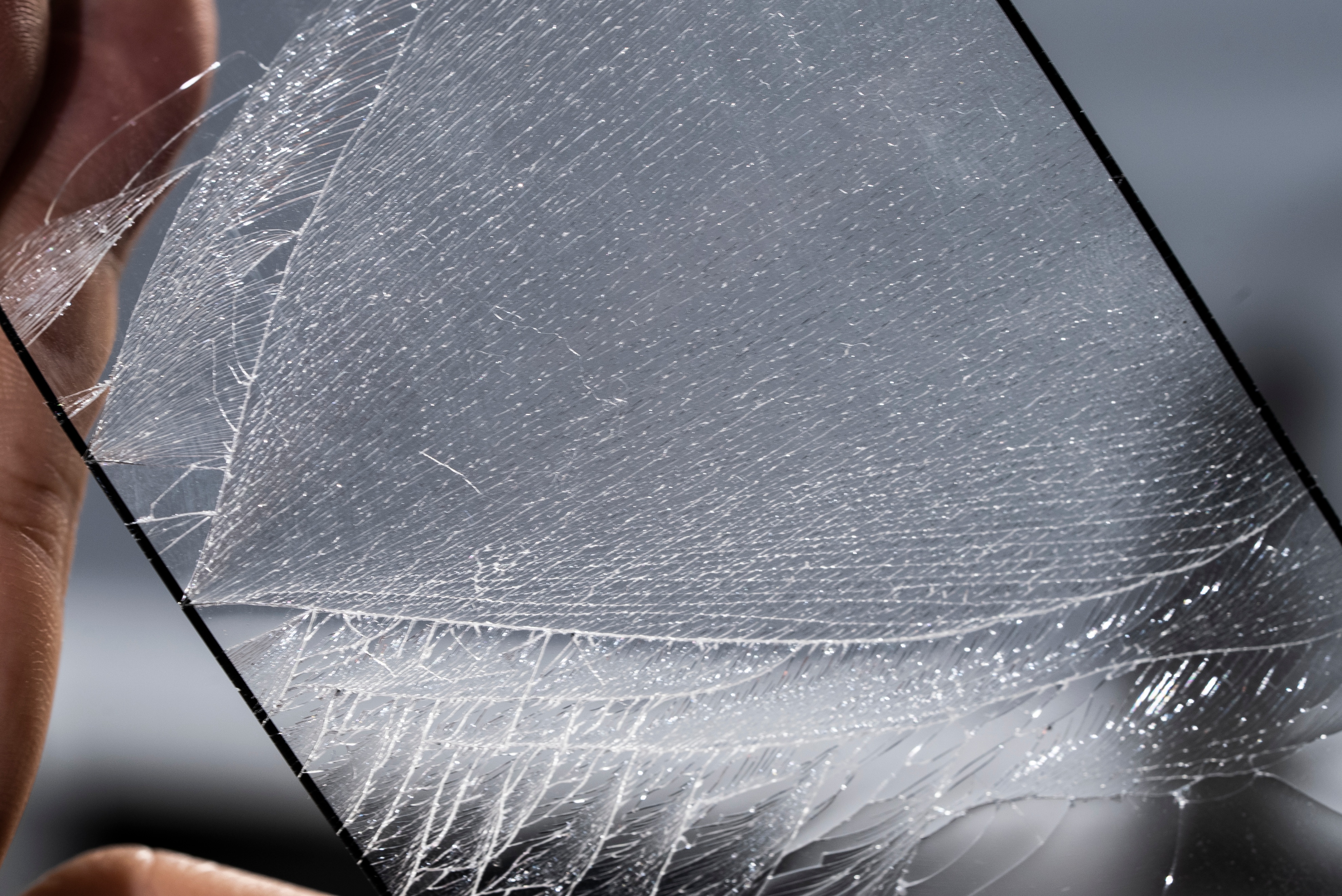 手机应该贴怎样的钢化膜比较好,手机贴钢化膜哪一种好一些