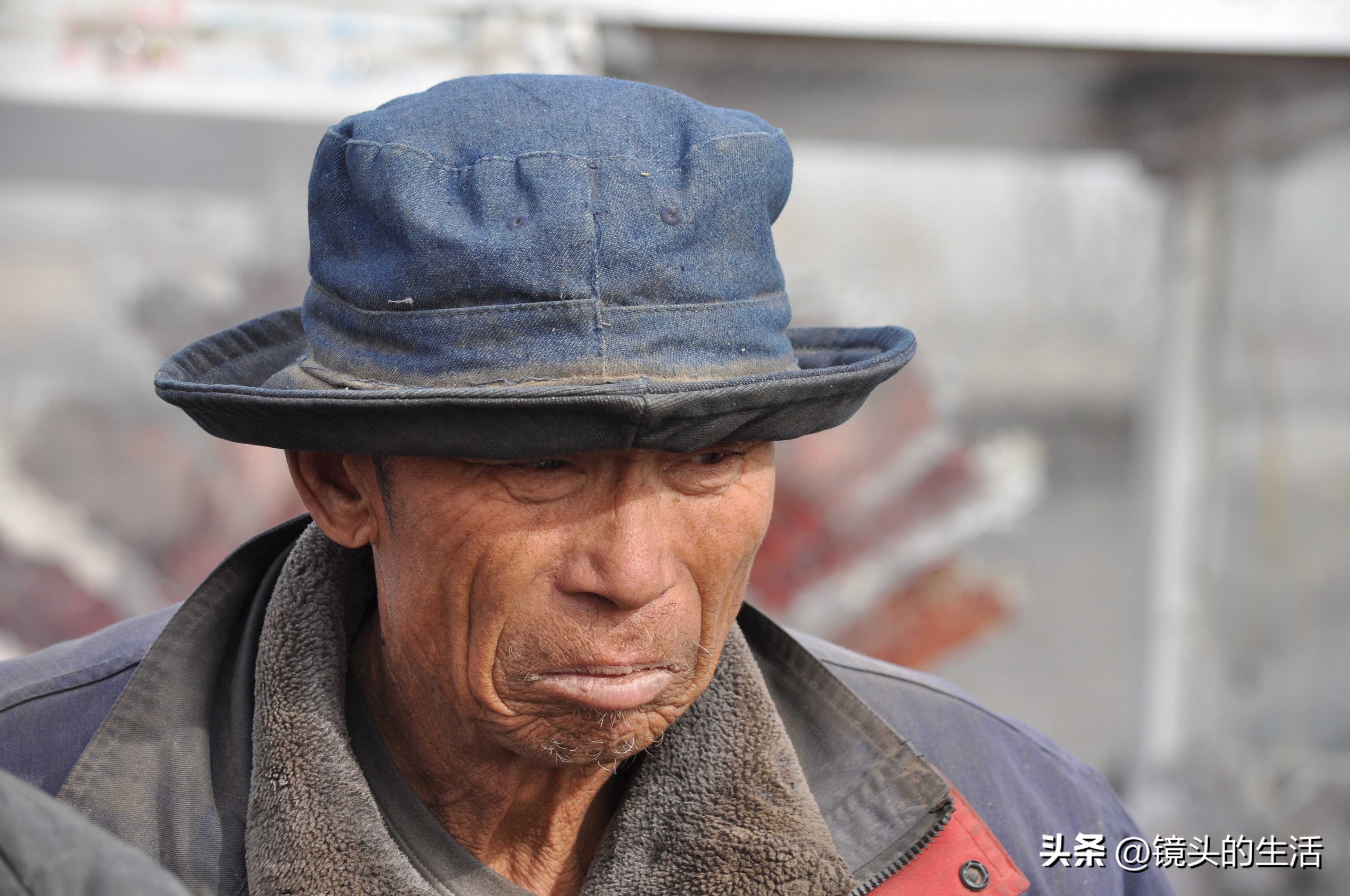 73岁“山大王”一生未娶，住草房搬山上，半天工钱15元看咋回事