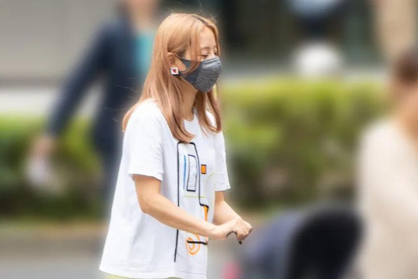 人气顶峰期闪婚引退,六年未见的“日剧女神”与丈夫带娃出街