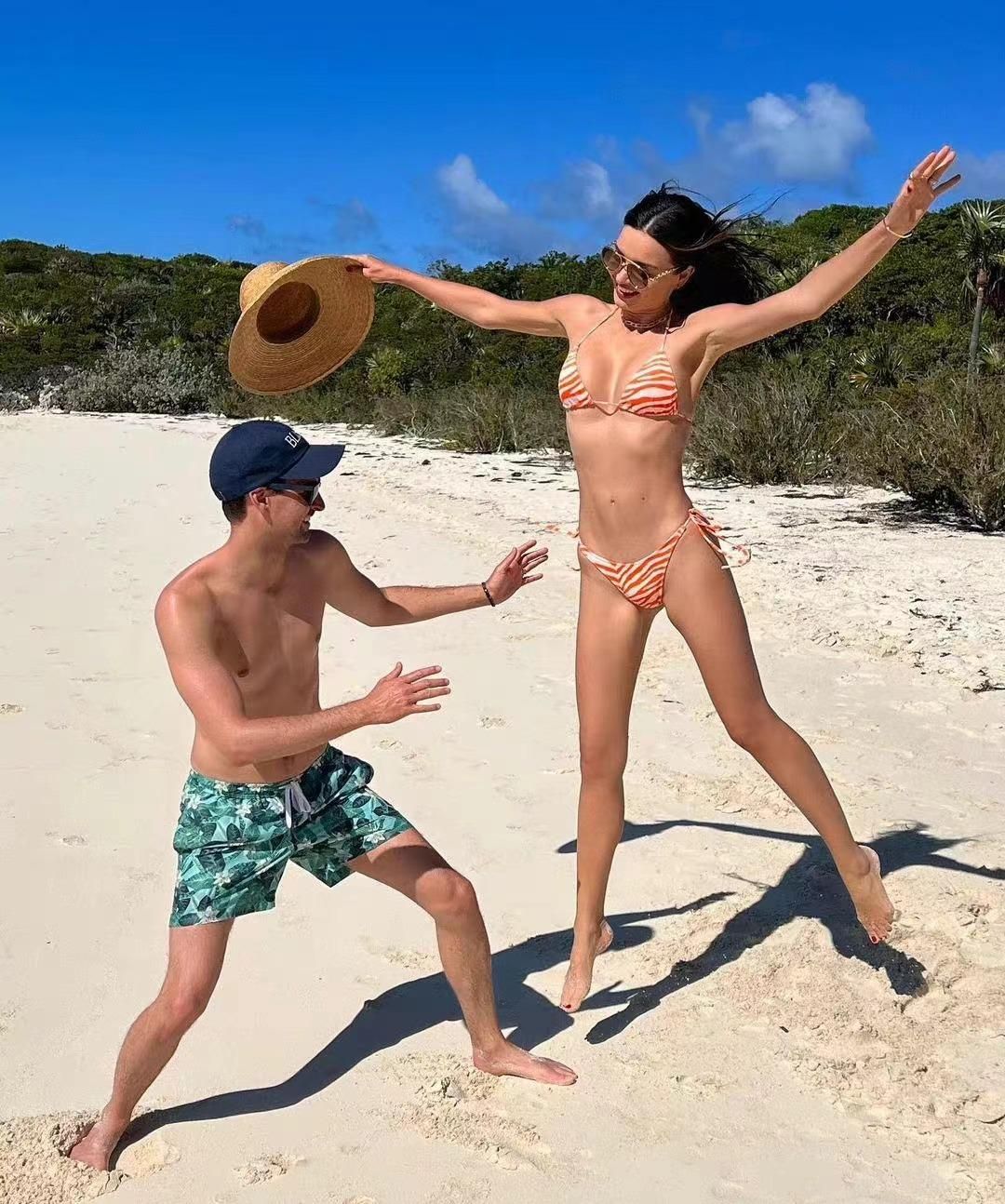 米兰达可儿穿蓝色连衣裙秀身材,米兰达可儿结婚