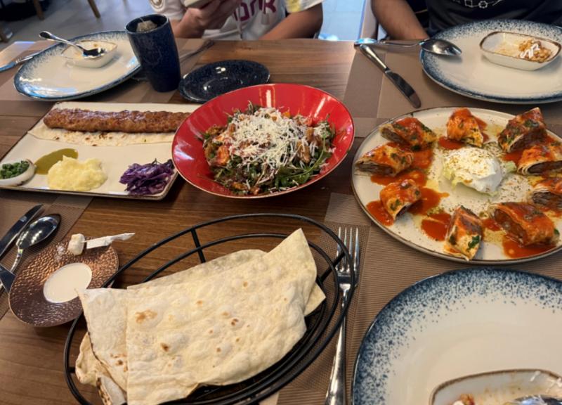 在卡塔尔和各国球迷狂欢,球迷汇集卡塔尔