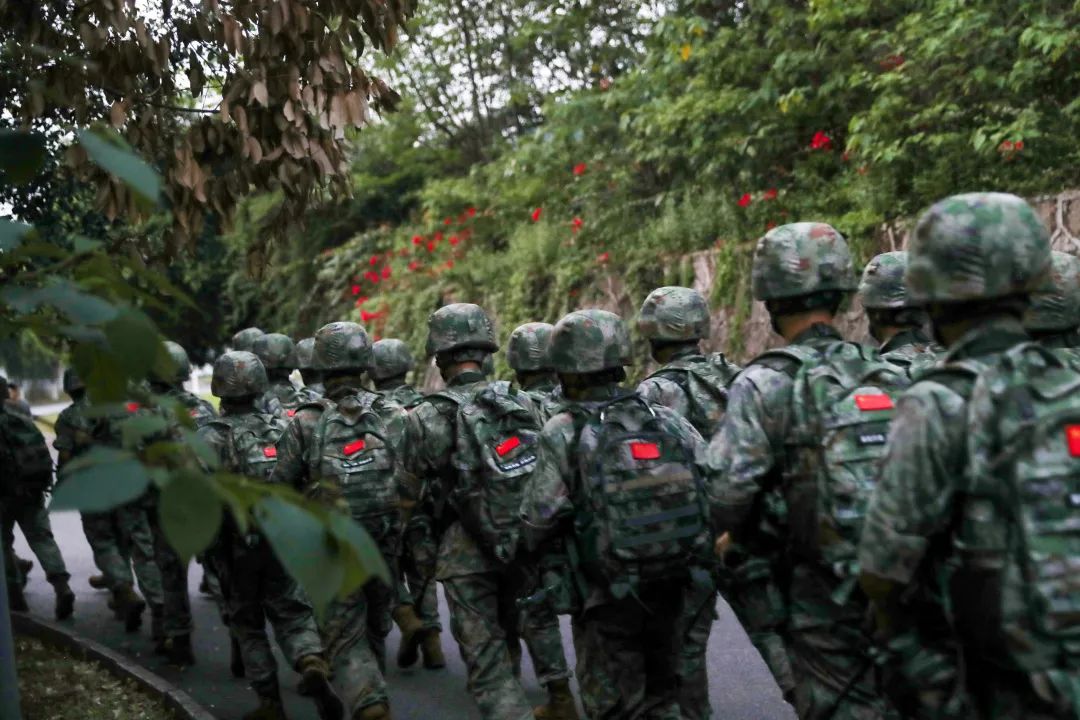 一组镜头，看看夏日军营的别样青春